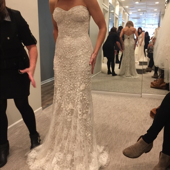 Monique Lhullier Gweneth Wedding & Custom Tulle - Picture 3 of 8